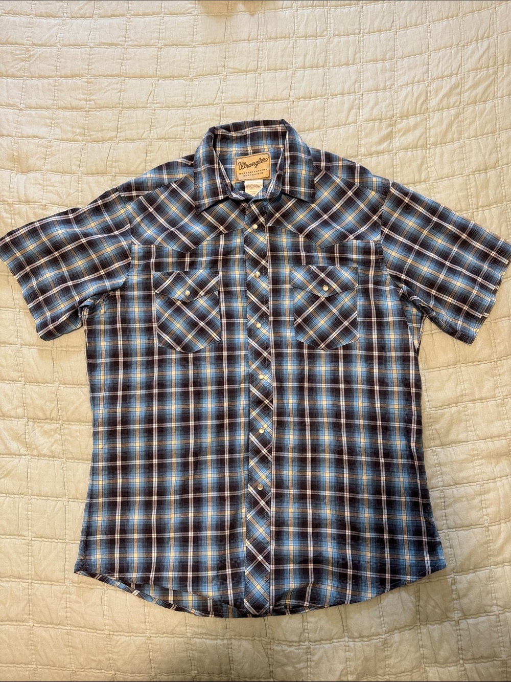Wrangler Men’s Blue and White Plaid Short-Sleeve Button-Down Shirt